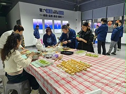团建包饺子